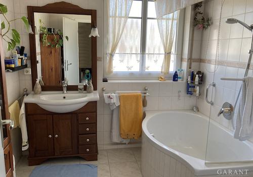 04 Badezimmer 1 OG Entfernt Spiegelbild