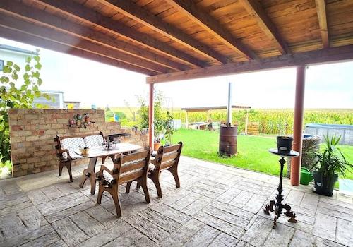 Terrasse m. Blick Außenküche