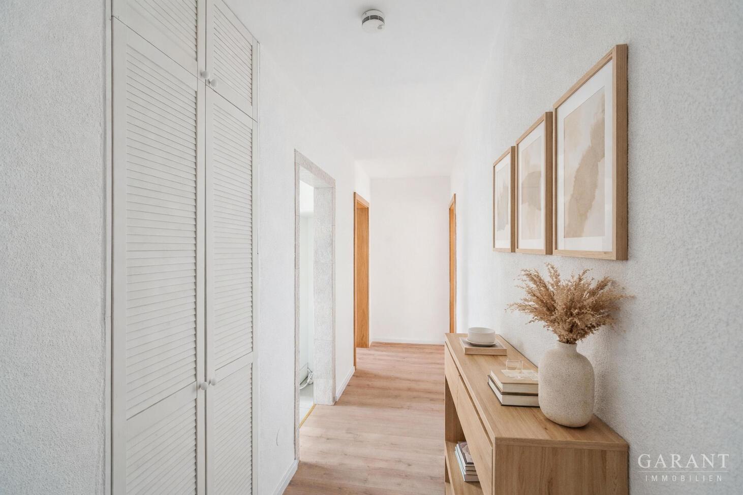 Flur mit Wandschrank für Waschmaschine