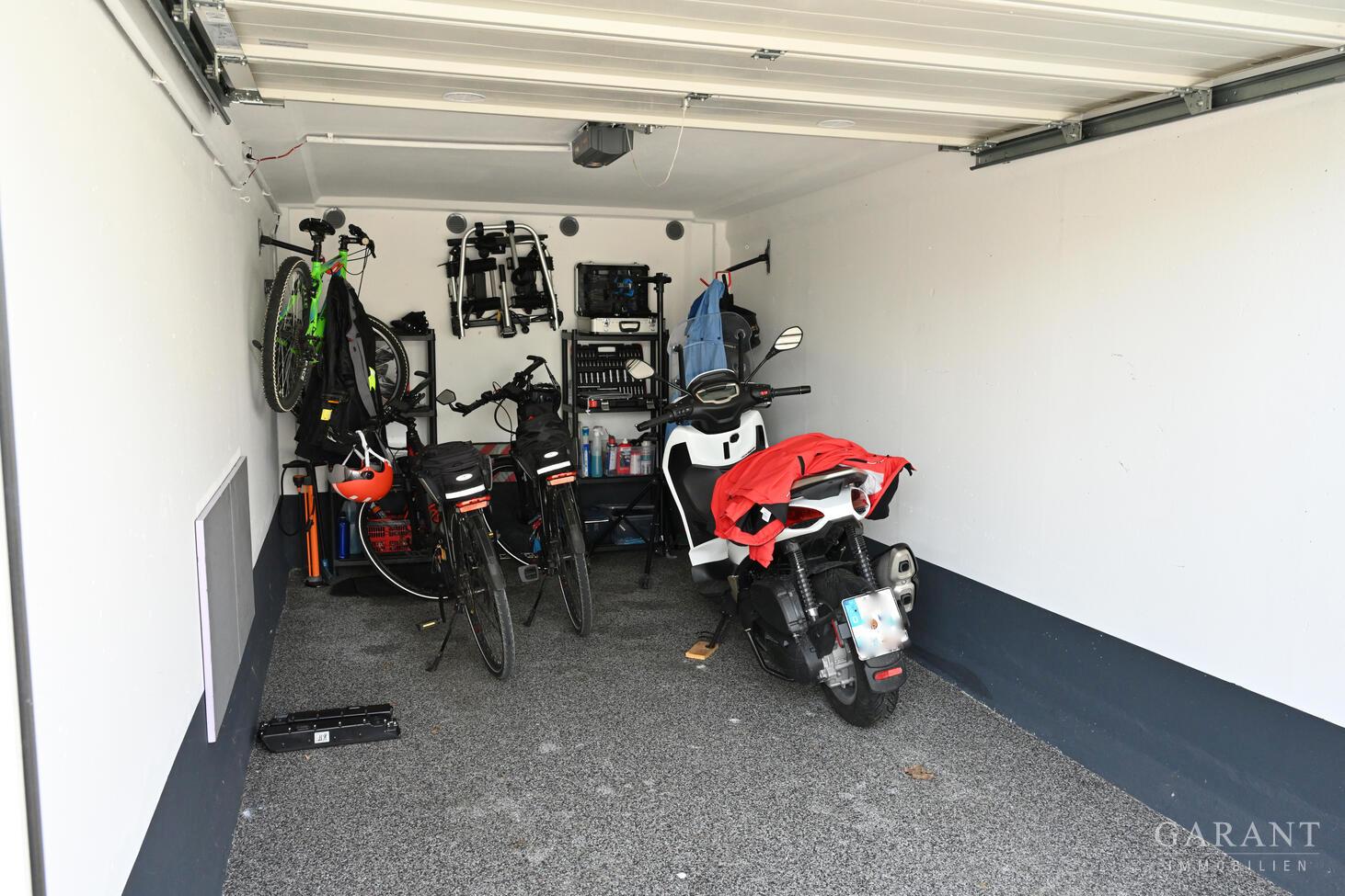 Garage mit elektr. Rolltor