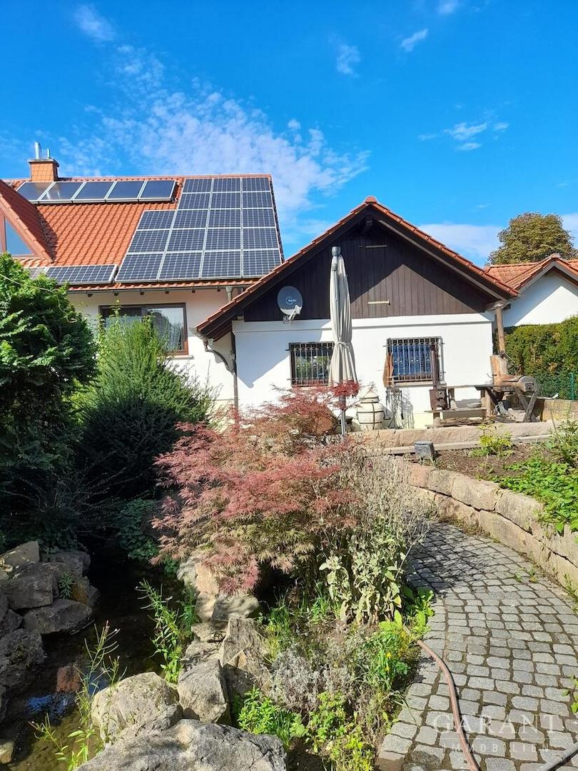 Garten mit Garagenansicht