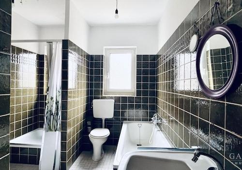 Badezimmer mit Fenster