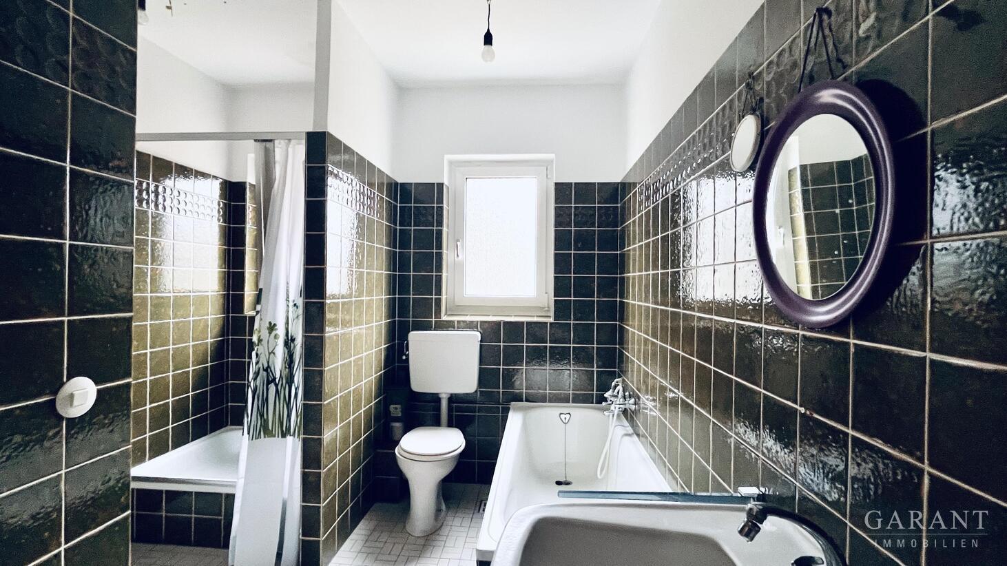 Badezimmer mit Fenster