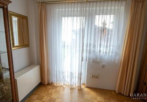 8) Zimmer EG