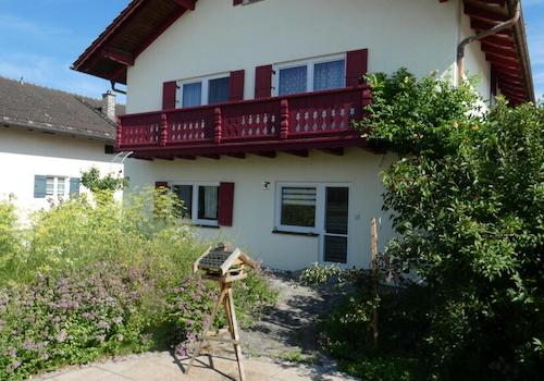 Vorderseite mit Terrasse