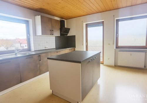Moderne Küche mit natürlichen Holzelementen