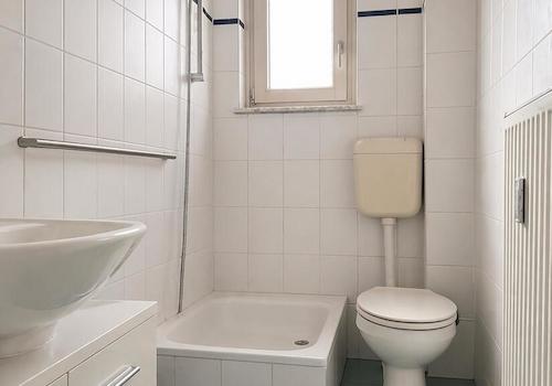 Badezimmer mit Fenster