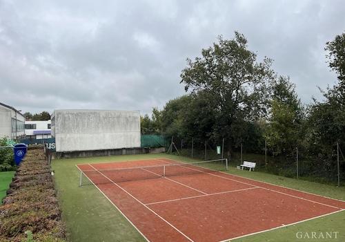 Tennisplatz mit Gartenhütte