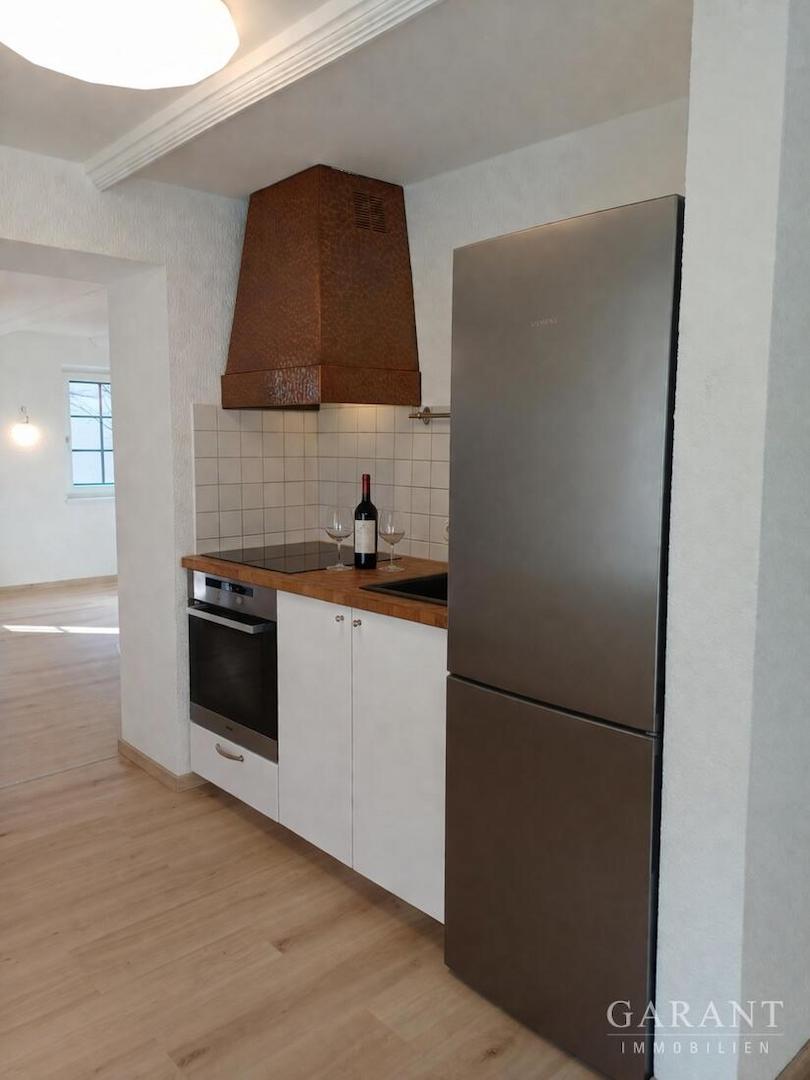 Moderne Küchenalke mit warmen Holztönen