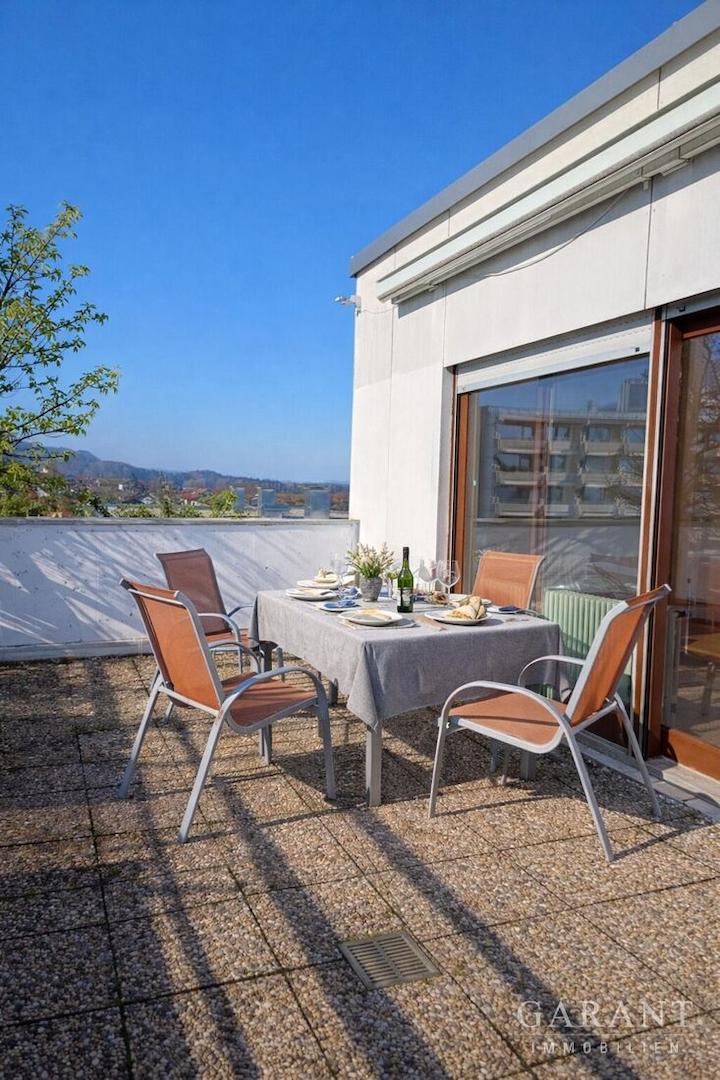 Einladende-Terrasse-zum-Mittagessen