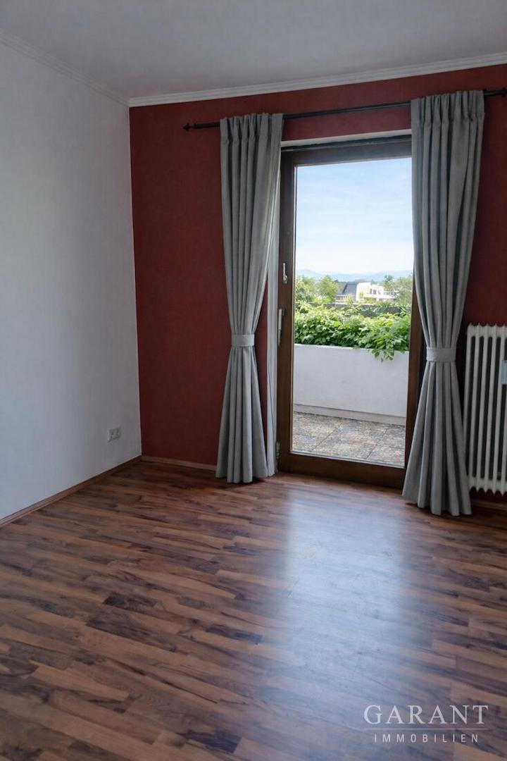 Helles Zimmer mit Ausblick auf Berge