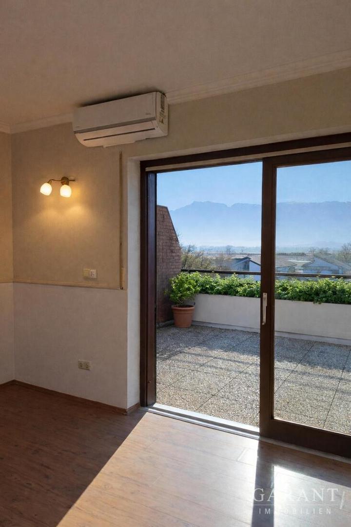 Helles Zimmer mit Zugang zur Terrasse