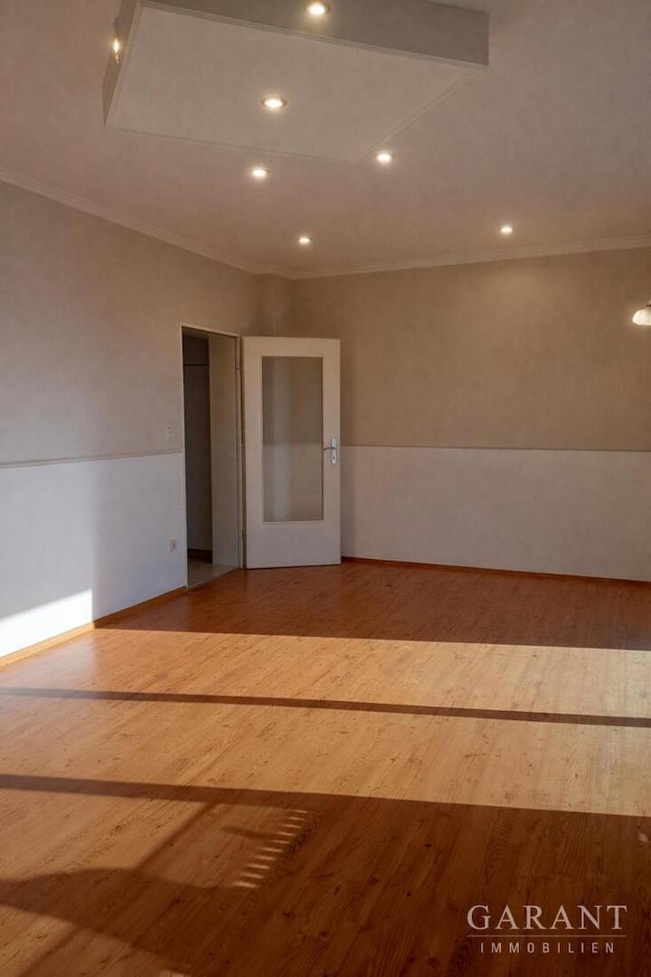 Helles Zimmer mit Holzfußboden und Tür