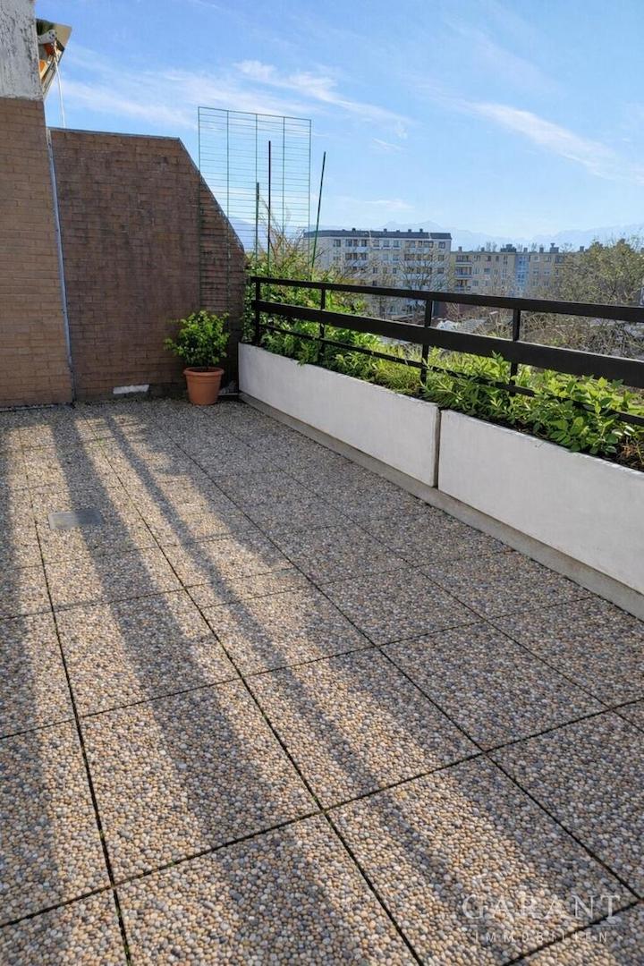Rooftop-terrace-im-Sonnenlicht