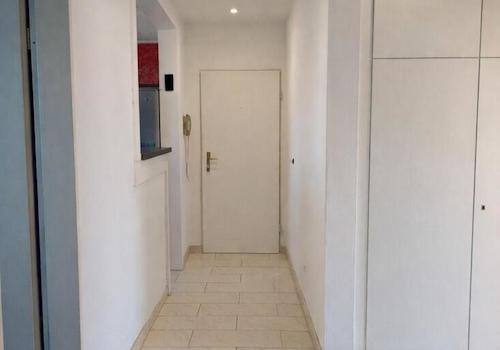 Moderne Wohnungshalle mit hellem Design