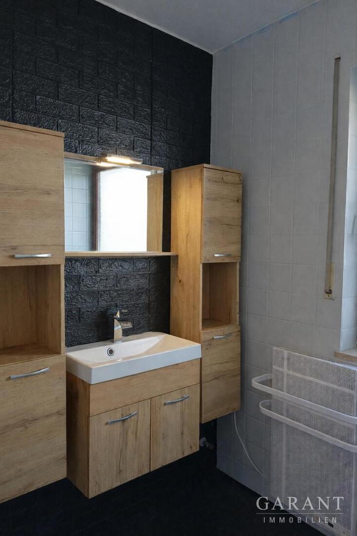Moderne Badezimmer-Ecke mit Holzdetails
