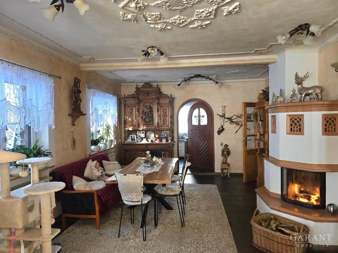 Essecke im Wohnzimmer mit Kachelofen