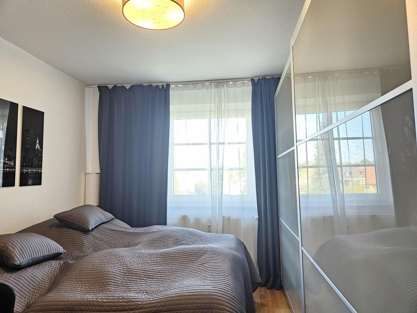 Schlafzimmer mit Schrank 