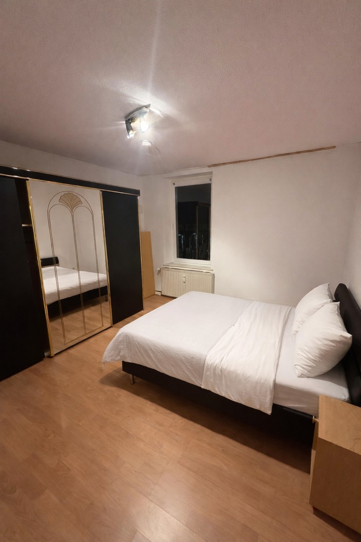 Schlafzimmer m. Kleiderschrank