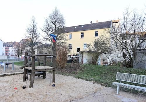 Spielplatz hinter dem Haus