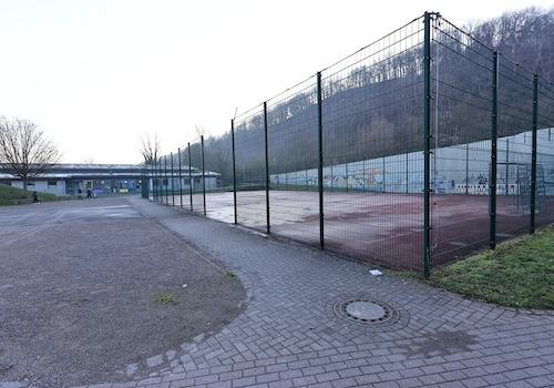 Sportplatz hinter dem Haus