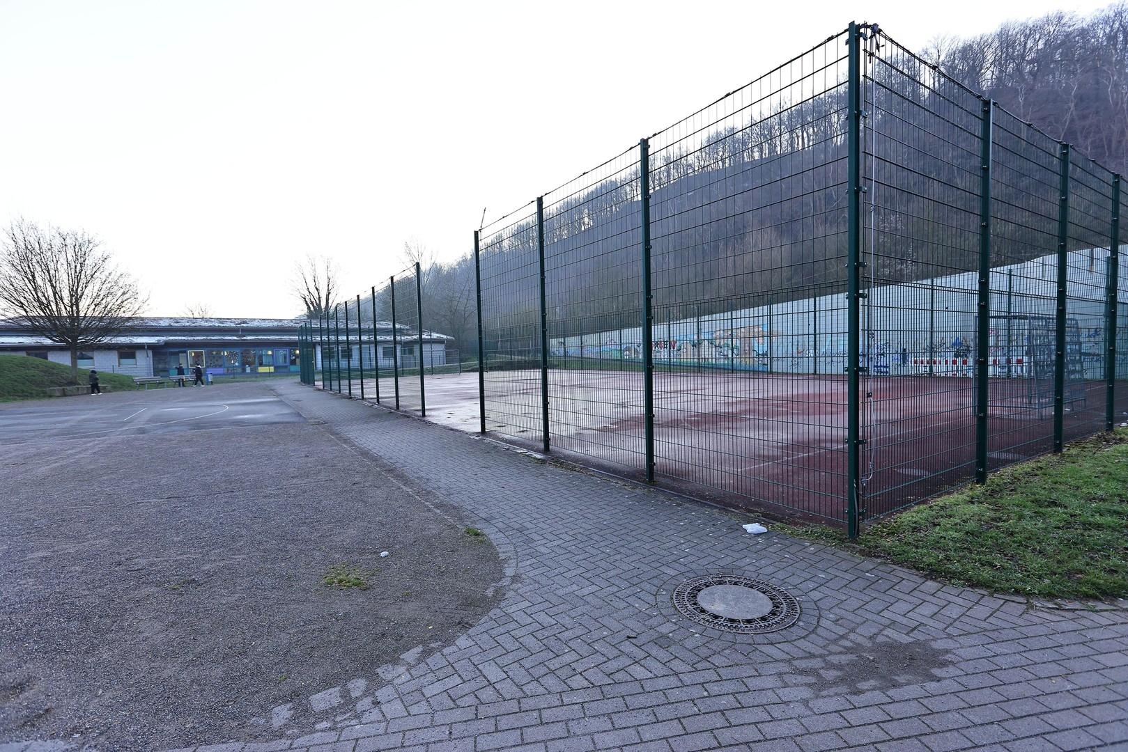 Sportplatz hinter dem Haus