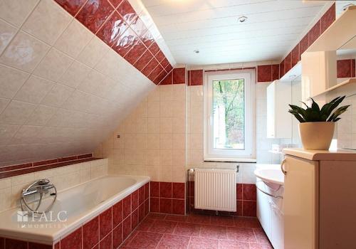 Badezimmer mit Waldblick