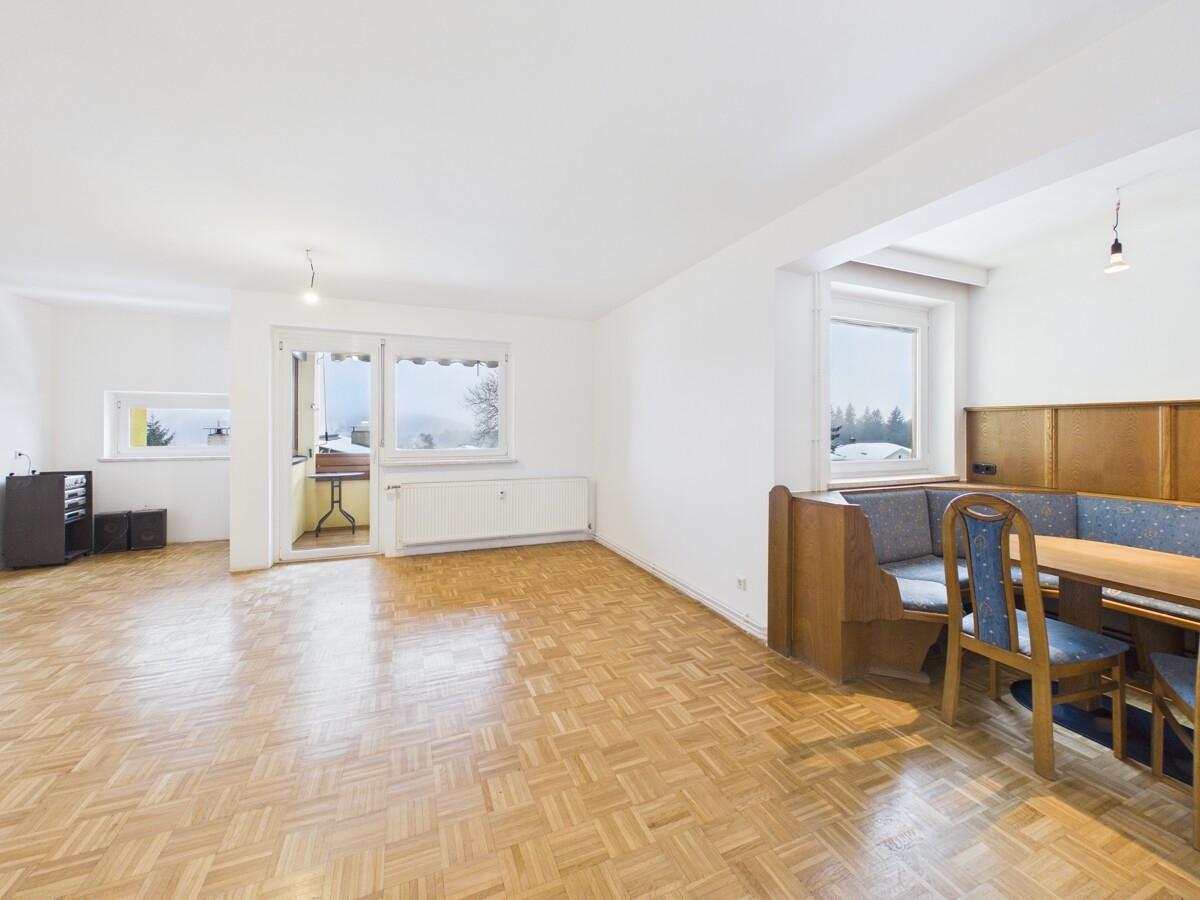 Wohn- Essbereich mit Zugang zur Loggia