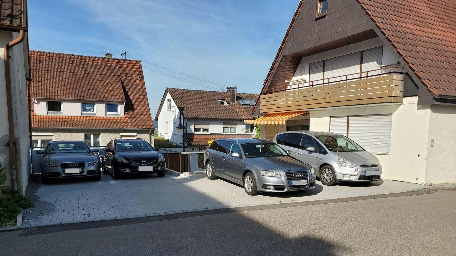Außenansicht mit Stellplätzen