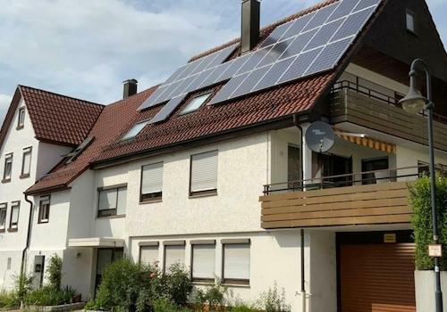 Hausansicht mit PV‑Anlage