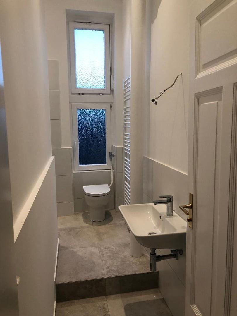 Toilette mit Dusche 