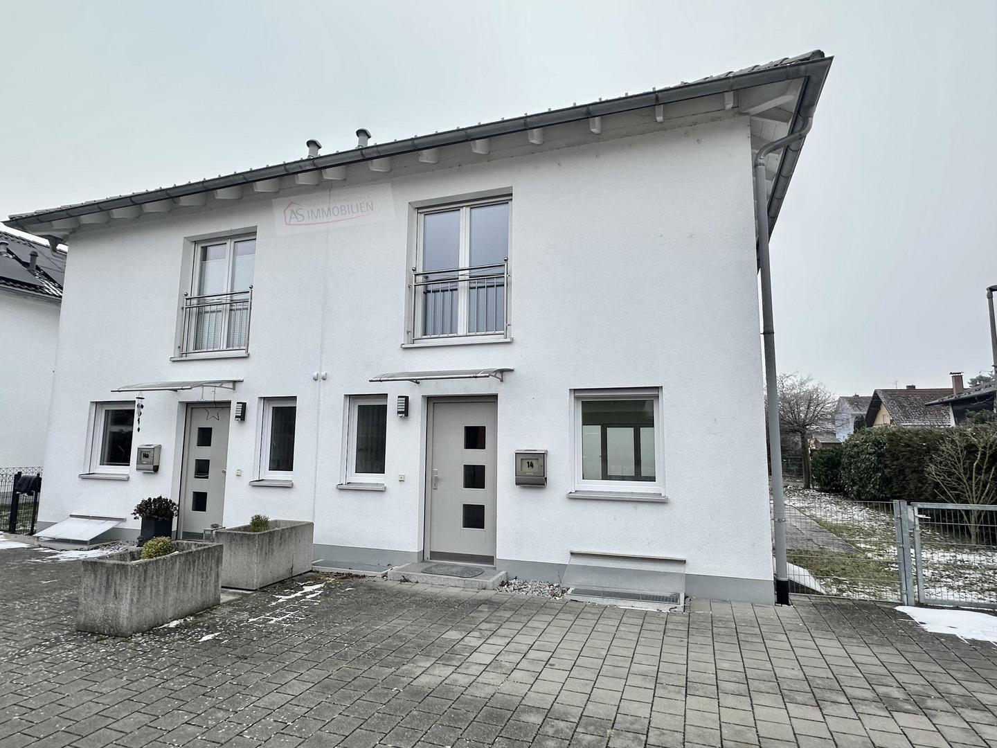Haus Nr. 14 und 14 a mit Stellplatz vor Nr. 14