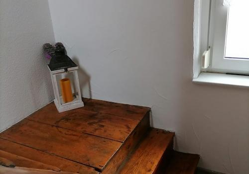Treppe vom Eingang in den Wohn