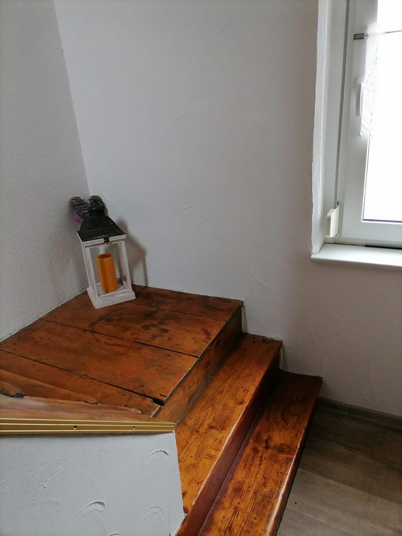 Treppe vom Eingang in den Wohn
