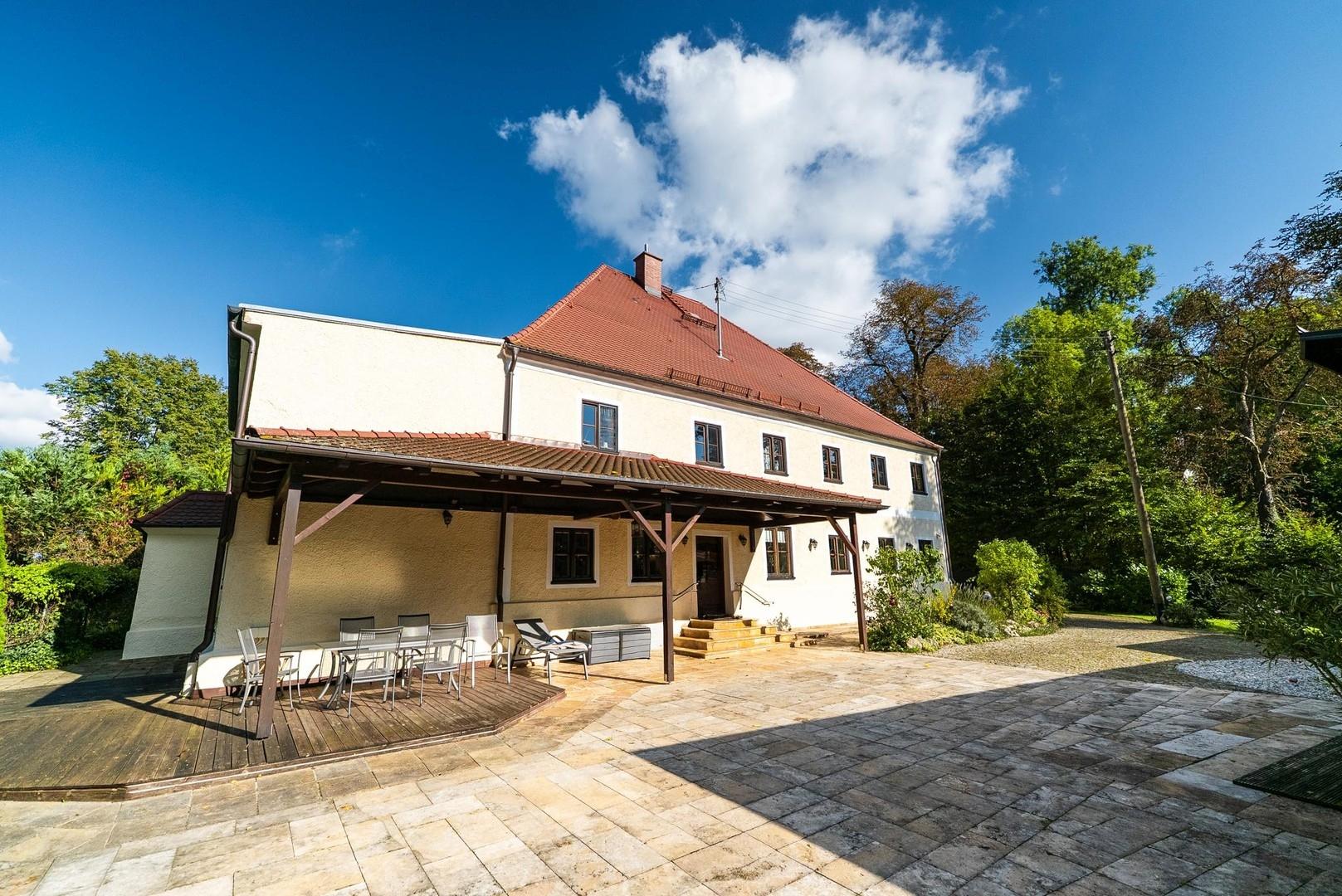 Haupthaus+Terrasse von Westen