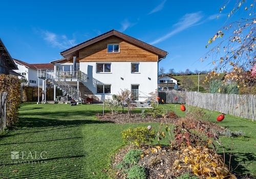Gebäude mit Garten aus Ost