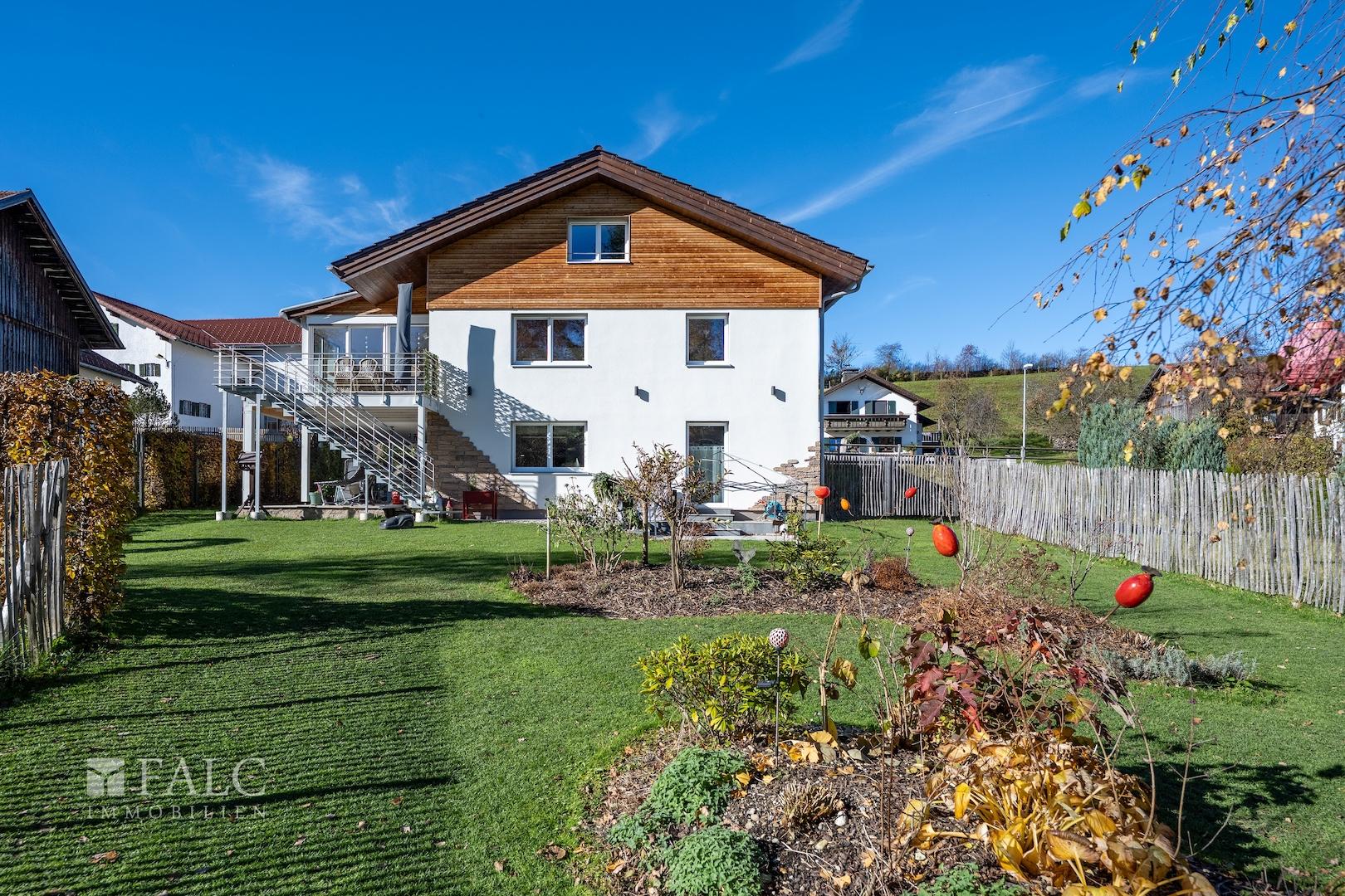 Gebäude mit Garten aus Ost