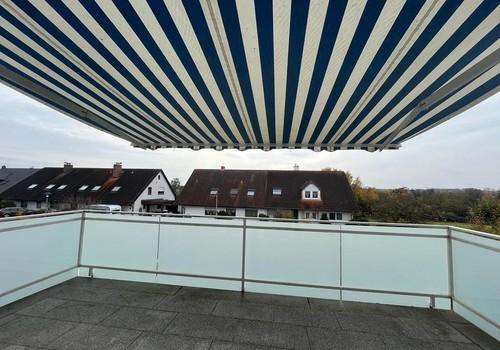 Großer Südbalkon mit Markise