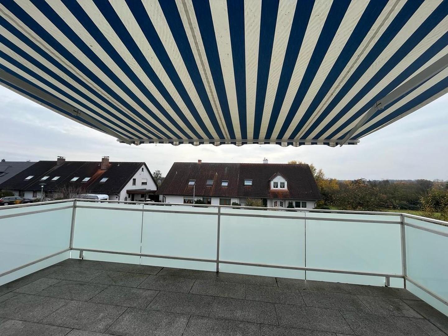 Großer Südbalkon mit Markise