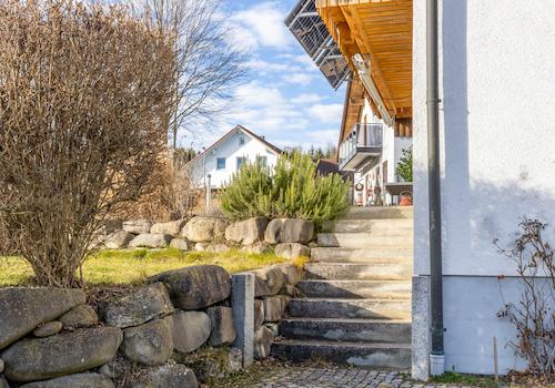 Stilvolles Einfamilienhaus mit traumhaftem Ausblick, Doppelgarage & Vollunterkellerung