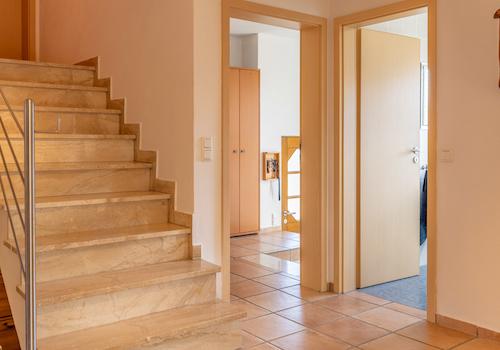 Stilvolles Einfamilienhaus mit traumhaftem Ausblick, Doppelgarage & Vollunterkellerung