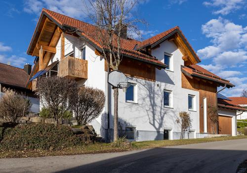Stilvolles Einfamilienhaus mit traumhaftem Ausblick, Doppelgarage & Vollunterkellerung
