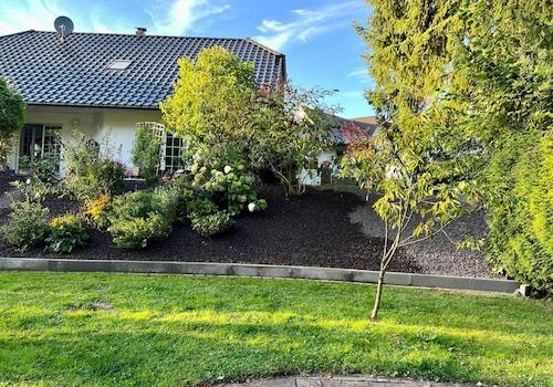 Garten mit Poolstellfläche
