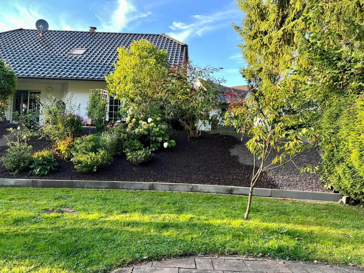 Garten mit Poolstellfläche