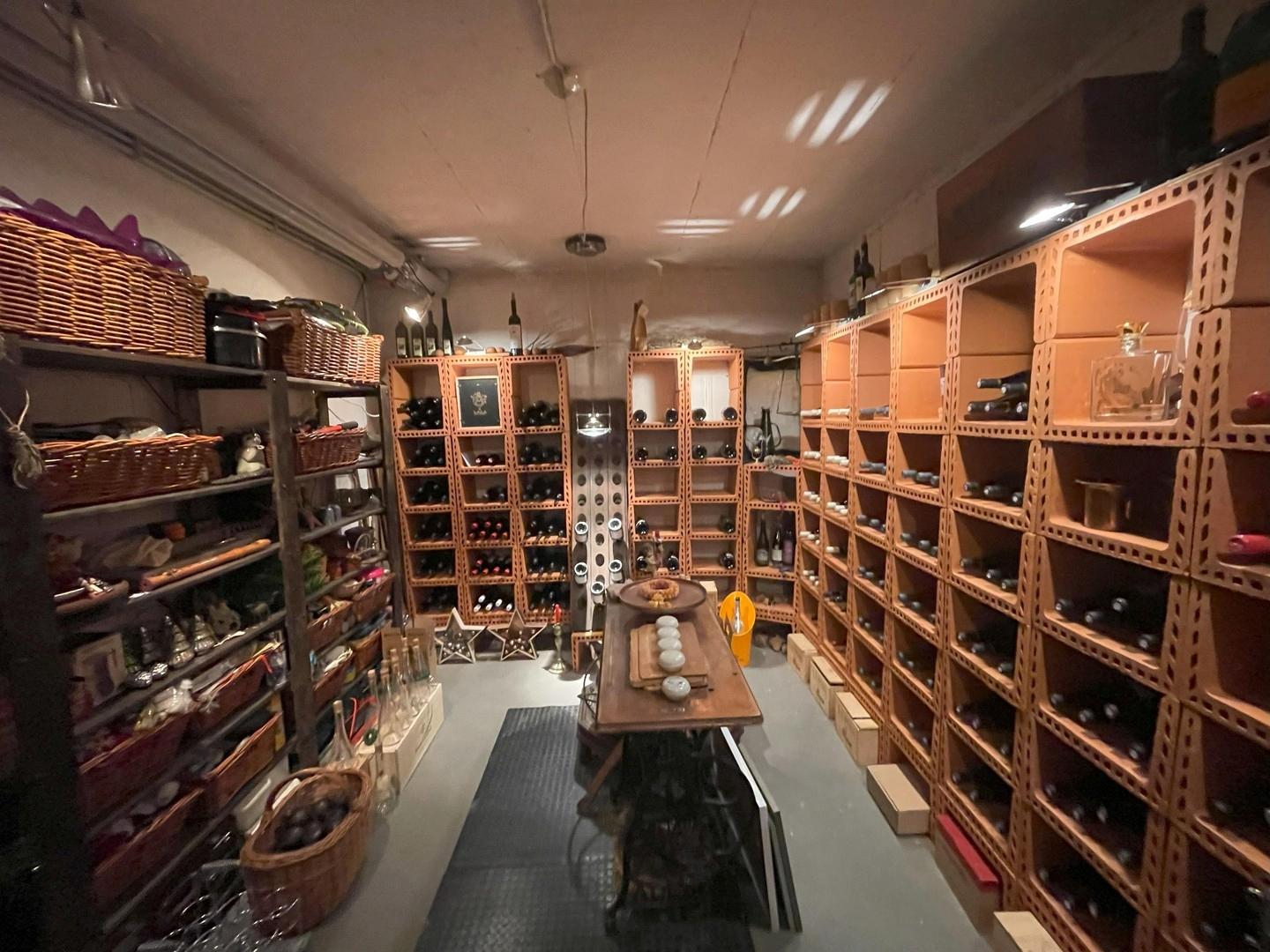 (Wein)-Keller