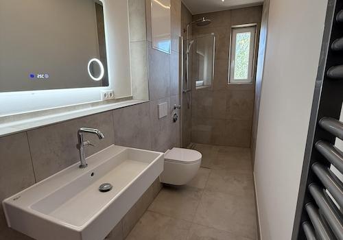 Badezimmer mit Fenster