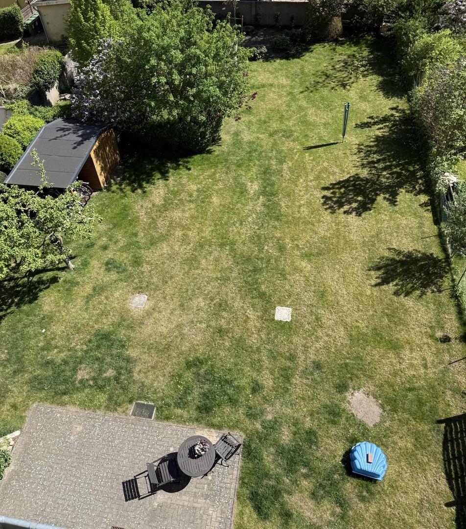 Blick vom Balkon in den Garten
