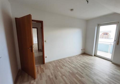 Elternschlafzimmer mit Zugang zum Balkon Bild 3