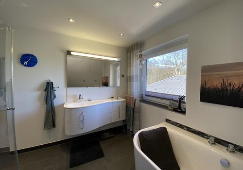 Spiegelschrank mit Design-Waschtisch