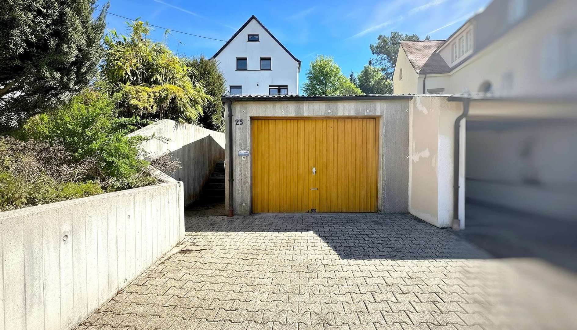 Garage und Außenstellplatz